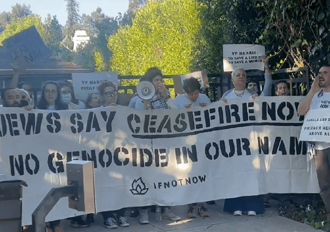 לוס אנג'לס: עשרות יהודים פרוגרסיבים הפגינו מול ביתה של קמלה האריס – נגד ישראל