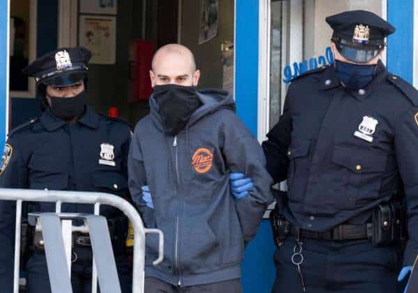 גרר את השוטר 100 מטר ושבר את שתי רגליו: הסתבכות נוספת של בעל הבר בניו יורק שמסרב לציית למגבלות הקורונה