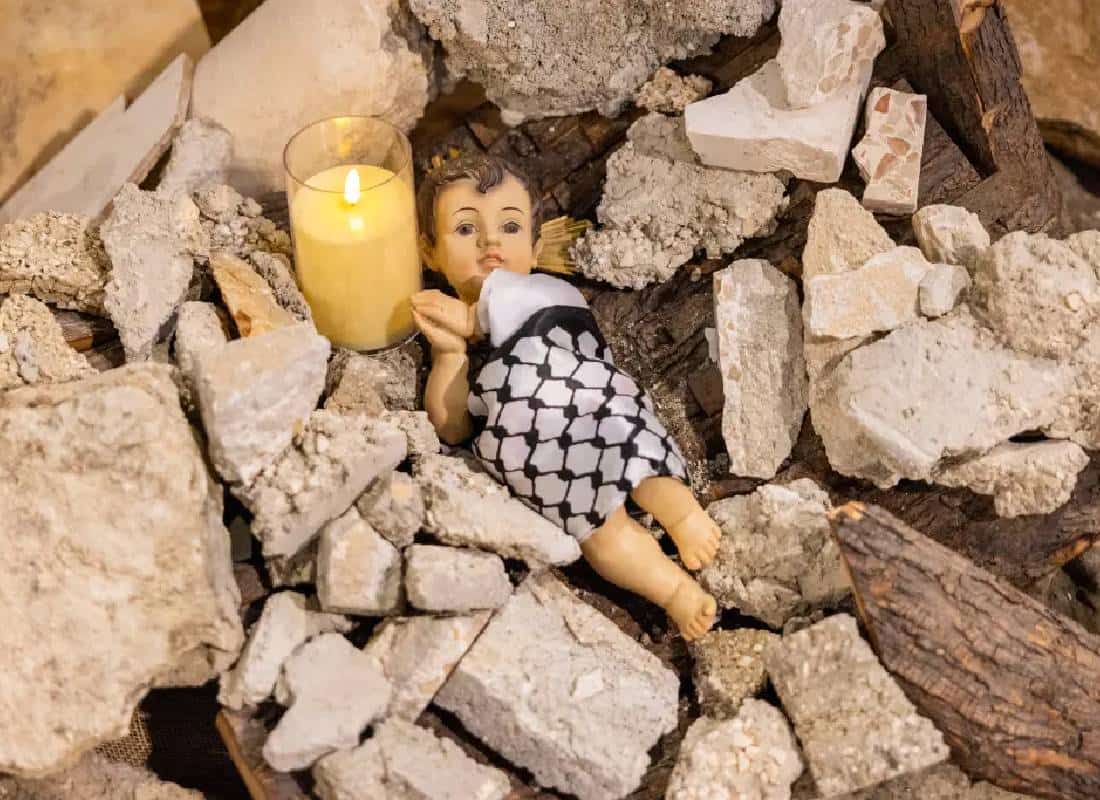 סערה בכנסייה: ישו התינוק עטוף בכפייה פלסטינית