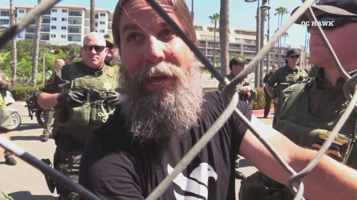 קליפורניה: מפקד משטרה לשעבר מואשם בהשתתפות בהתסערות על גבעת הקפיטול