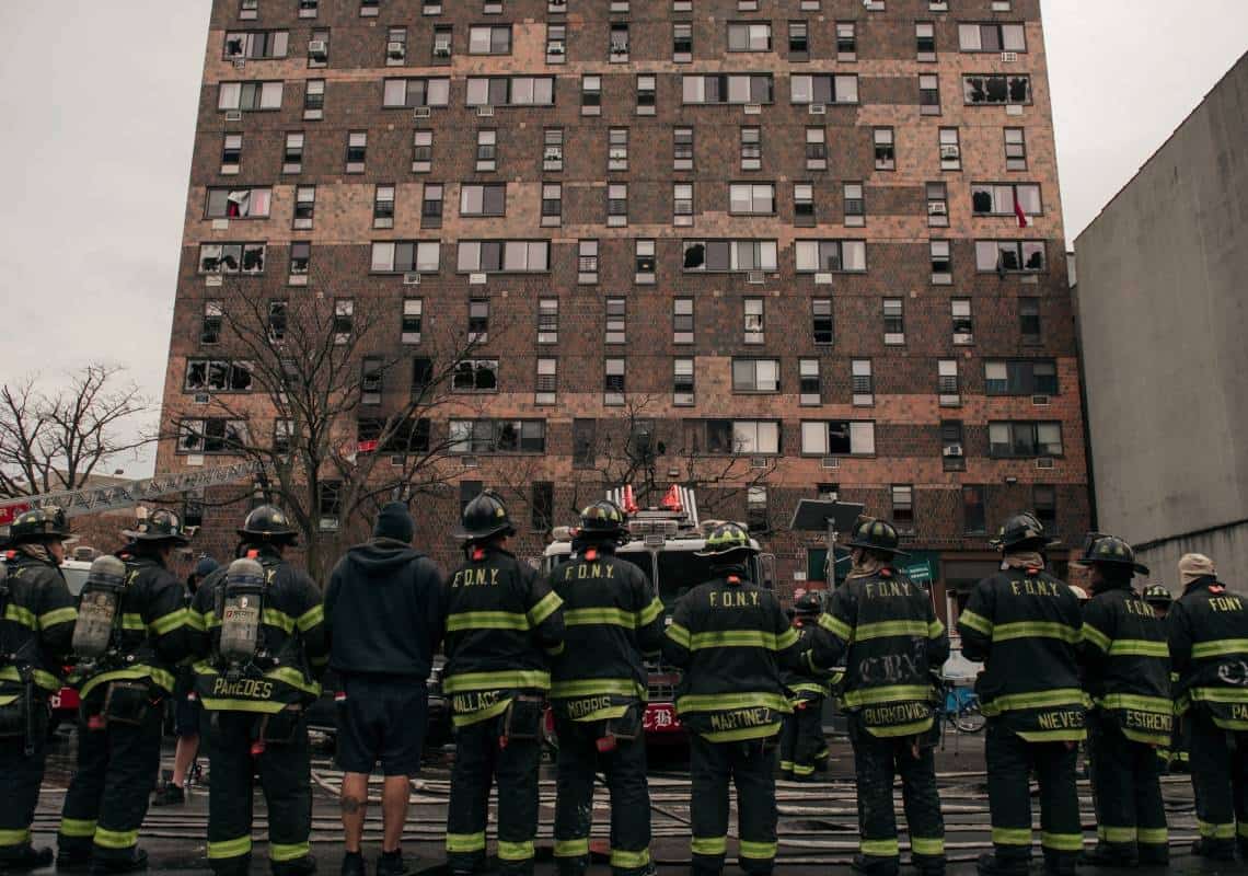 טרגדיה בניו יורק: 17 הרוגים, ביניהם ילדים, בשריפה שפרצה בבניין מגורים