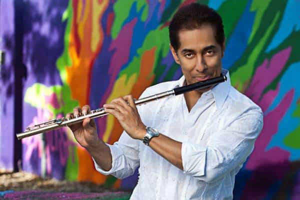 זה מה שתקבלו ללא תשלום וללא קשר למזג האוויר במיאמי: מופע ג'אז של החלילן המהפנט, נסטור טורז 