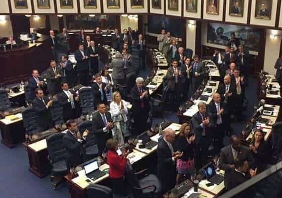 פלורידה: מחוקקים הגישו למושל הצעת חוק לפיקוח על נשק בעקבות אירוע הירי בפארקלנד