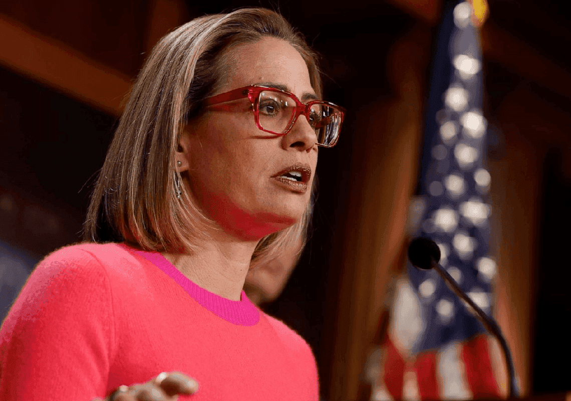 סנטאורית מאריזונה הודיעה: "אני עוזבת את המפלגה הדמוקרטית"