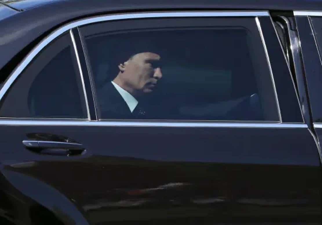 ניסיון התנקשות בפוטין: "הלימוזינה ספגה מכה בצד שמאל מקדימה" - מספר מאבטחים של הנשיא נעצרו