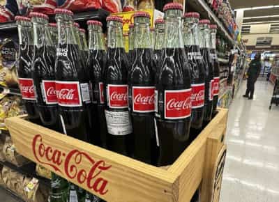 קוקה קולה מתכננת מהפכה: חזרה לממתיק מקנה סוכר אמיתי בארה"ב אחרי עשורים של סירופ תירס