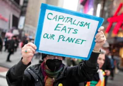 פחות אמון בקפיטליזם, יותר תמיכה בסוציאליזם: כך חושבים האמריקאים ב-2025