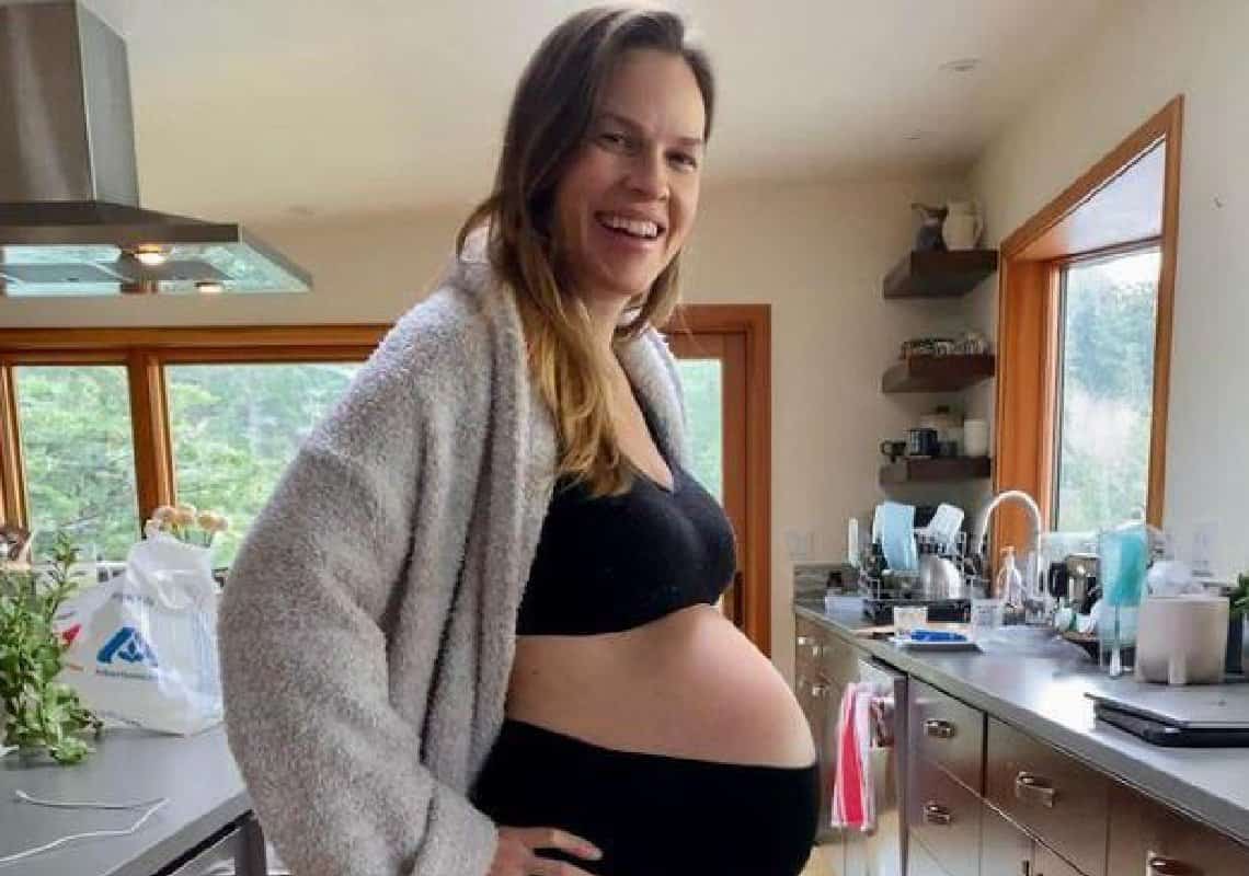 בגיל 48: הילארי סוואנק ילדה תאומים 