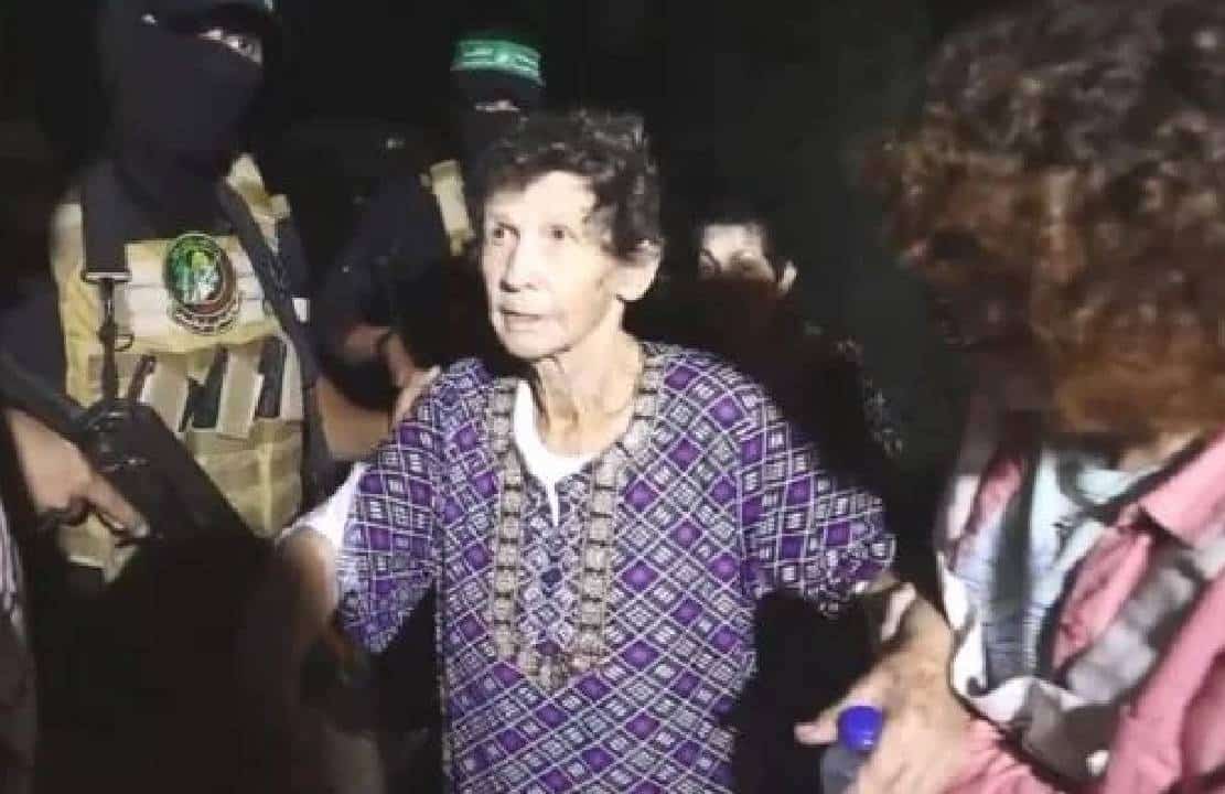 ‏סערה ומבוכה: בת הערובה הישראלית בביקורת קשה - "היינו שעירים לעזאזל - הממשלה וצה"ל הפקירו אותנו"