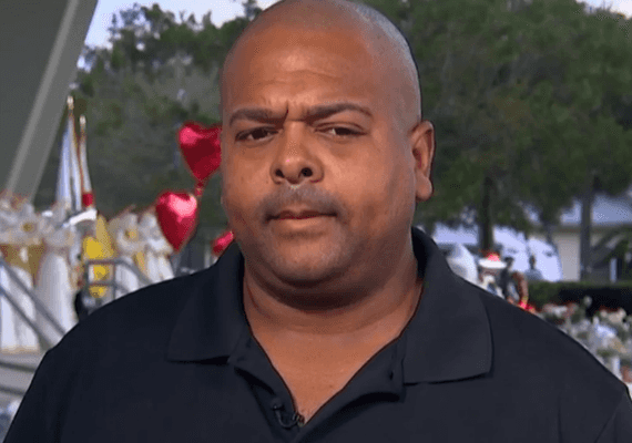 המורה שהודיע כי יסתובב חמוש בבית הספר סטונוול דאגלס שכח את האקדח שלו בשירותים