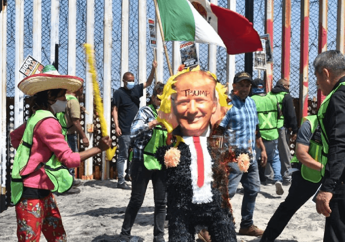 גבול מקסיקו-ארה"ב: מפגינים שרפו והטיחו בבובת פיניאטה של טראמפ