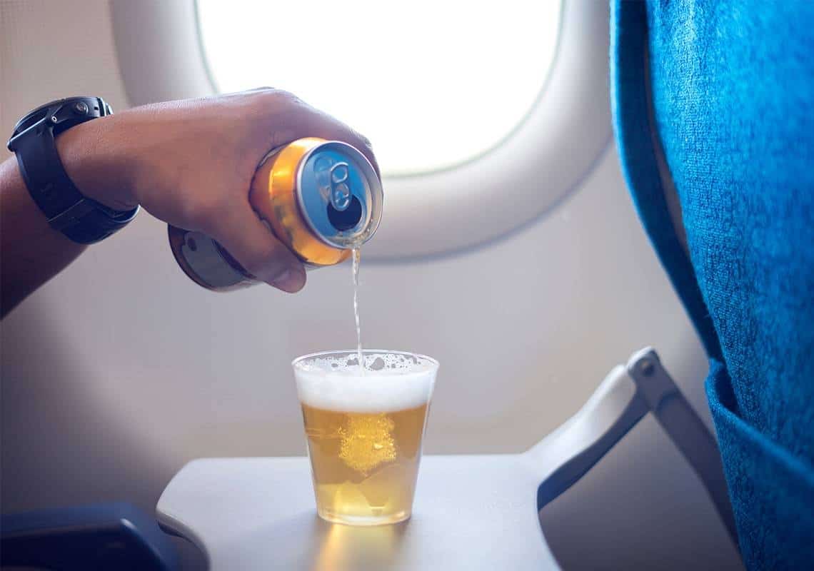 אמריקן איירליינס הודיעה: נחזור להגיש אלכוהול בטיסות רק ב-2022