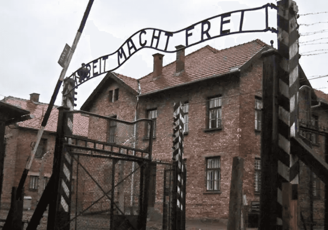 "דבר לא ישנה את ההיסטוריה": מתקפה על פולין אשר צפויה להעביר חוק שיפגע בניצולי שואה