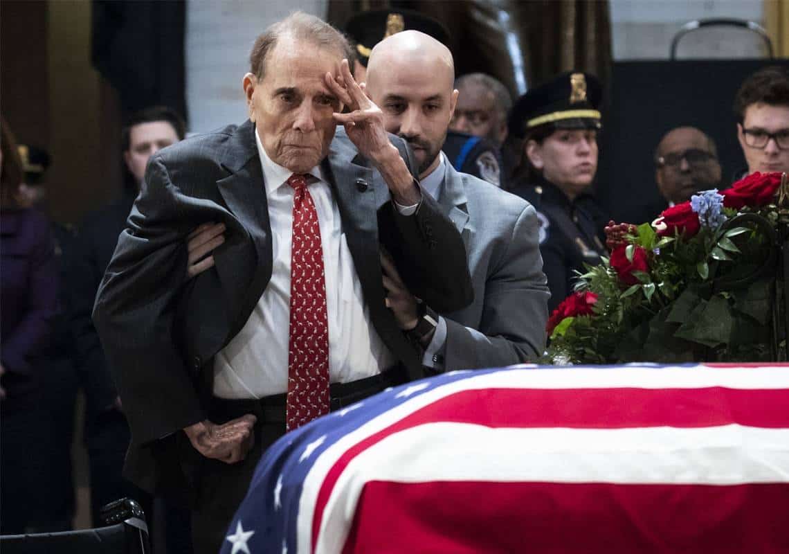 25 שנים לאחר שהתמודד מול קלינטון בבחירות לנשיאות: בוב דול הודיע - חליתי בסרטן