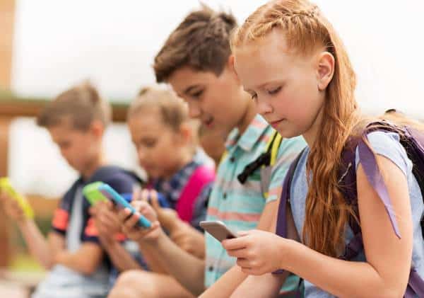 סמארטפונים בבית הספר בקליפורניה: יתכן שבקרוב זה יהיה בניגוד לחוק