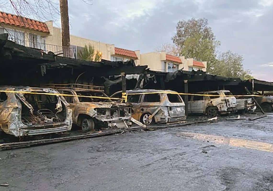 תעלומה במחוז לוס אנג'לס: מי הצית 8 מכוניות מחוץ לבית דירות?