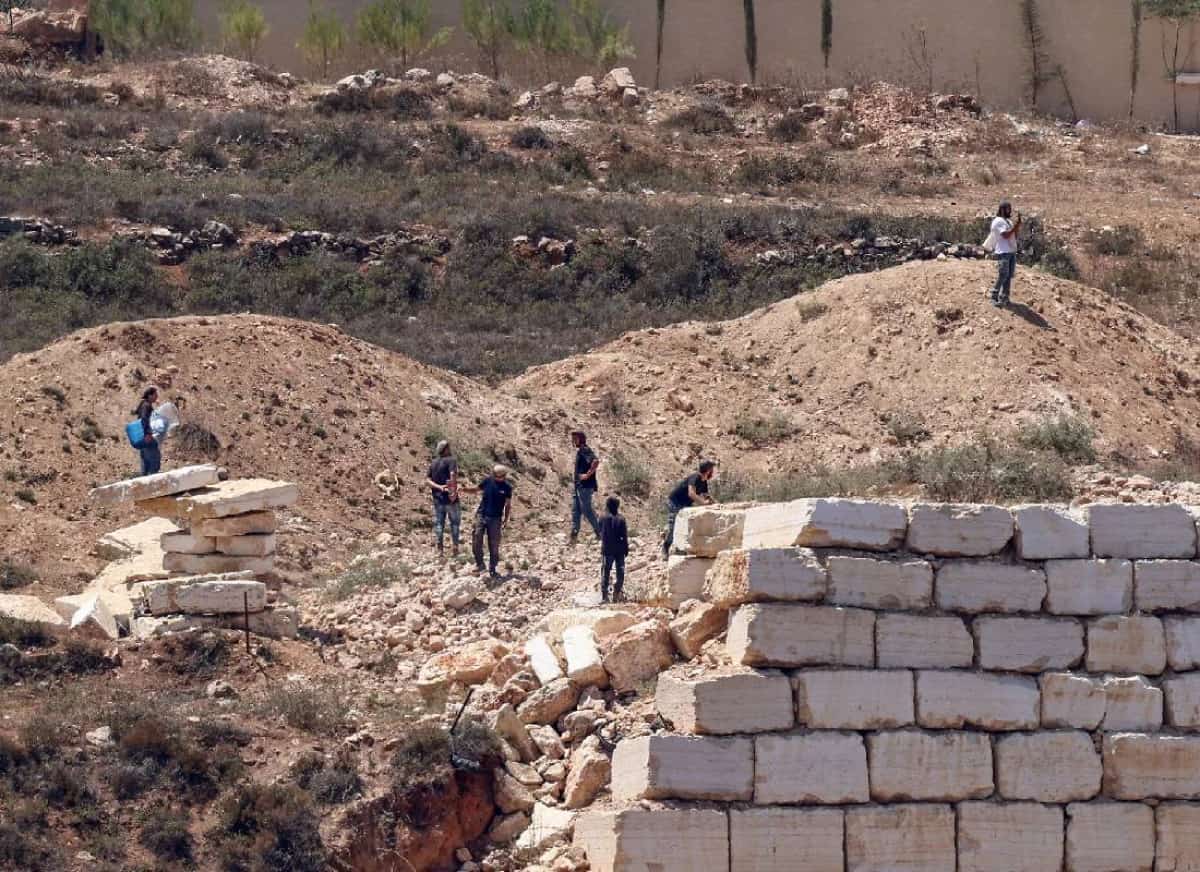 טולדו, אוהיו: במרחק 6,000 קילומטרים מהבית -הוא צופה בנערי הגבעות סוגרים על משפחתו