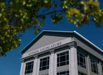 עשרה חוקים חדשים ומפתיעים נכנסו היום לתוקף בנבאדה: מבדיקות אינטליגנציה מלאכותית בבתי ספר ועד פלטות דיגיטליות