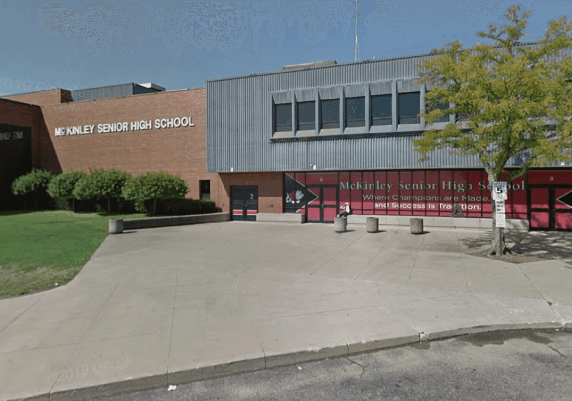 צעיר יהודי מאוהיו תובע מיליונים ממאמניו – בטענה שהכריחו אותו לאכול פיצה עם חזיר 