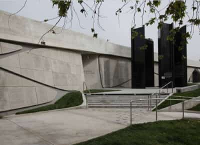 סערה במוזיאון השואה בלוס אנג'לס: פוסט אינסטגרם עורר מחלוקת ונמחק