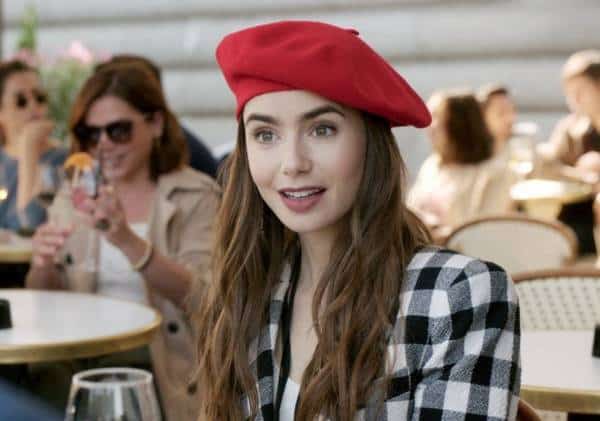 לילי קולינס חושפת את הגיל של דמותה בסדרה "Emily in Paris" וזה מבלבל