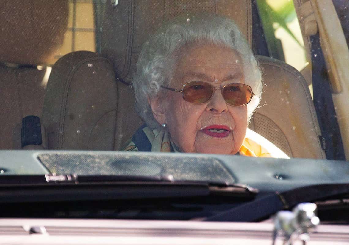 בשפתון נועז וחיוך על הפנים: המלכה אליזבת חוגגת 96