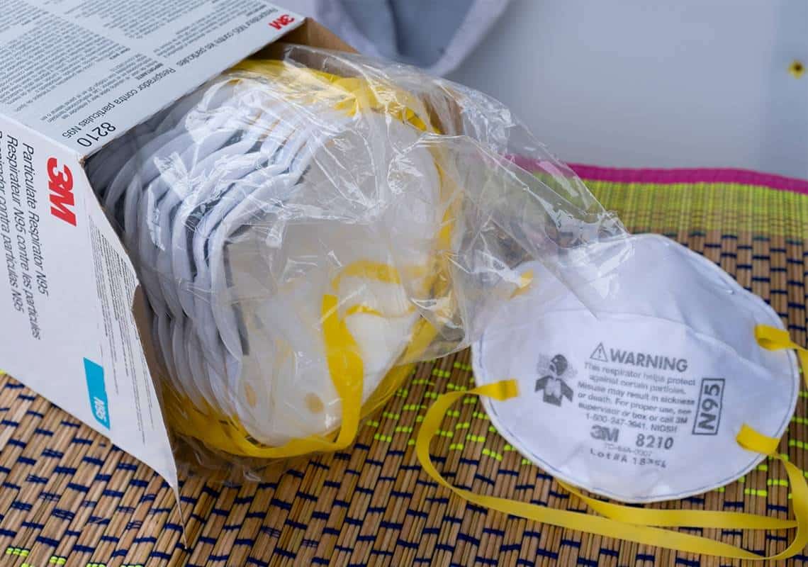 שיא האבסורד: בתי החולים מדווחים על מחסור, אך מיליוני מסכות מיוצרות בכל שבוע ברחבי ארה"ב