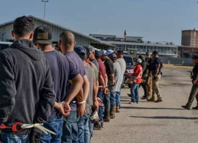 לוס אנג'לס במצב חירום: פשיטות ההגירה של טראמפ משתקות קהילות מהגרים