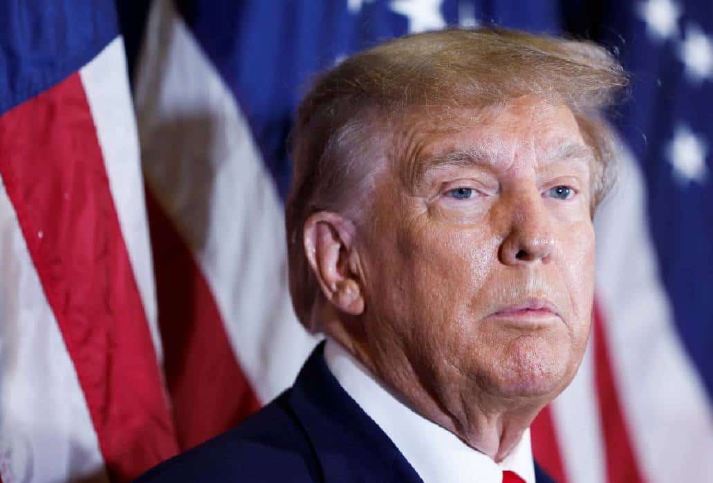 טראמפ: "ביידן אישר ל-FBI להשתמש נגדי בכוח קטלני בפשיטה על ביתי במאר-א-לאגו"