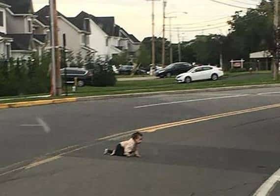 ניו ג'רזי: כתב אישום נגד אב התינוקת שחצתה כביש ראשי בזחילה