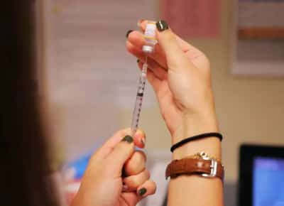 מדינות אמריקה מתפצלות: קליפורניה יוצרת ברית חיסונים – פלורידה מבטלת כל חובת חיסון