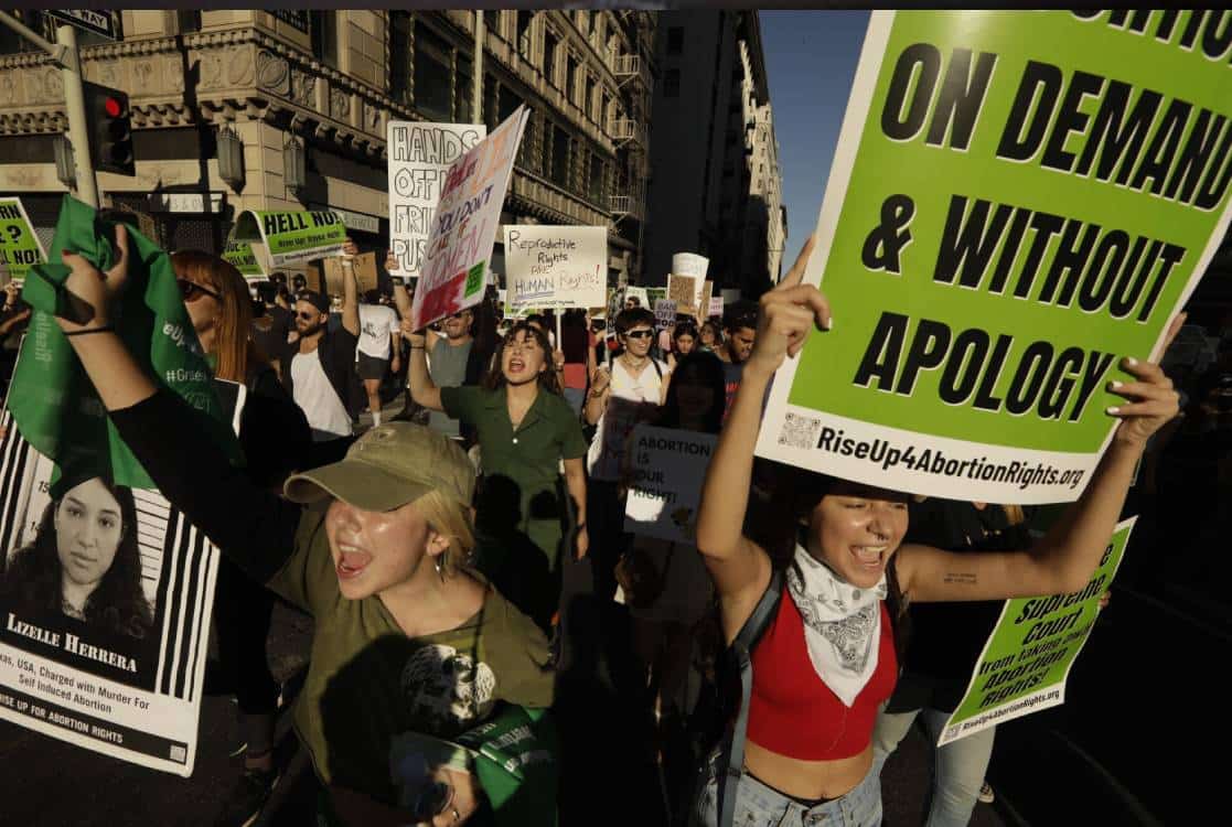 יום שלישי ברצף של מחאות בלוס אנג'לס: במקביל, מפגינים תכננו מצור על בית של דמוקרטי מצפון קליפורניה שתמך בהפלות