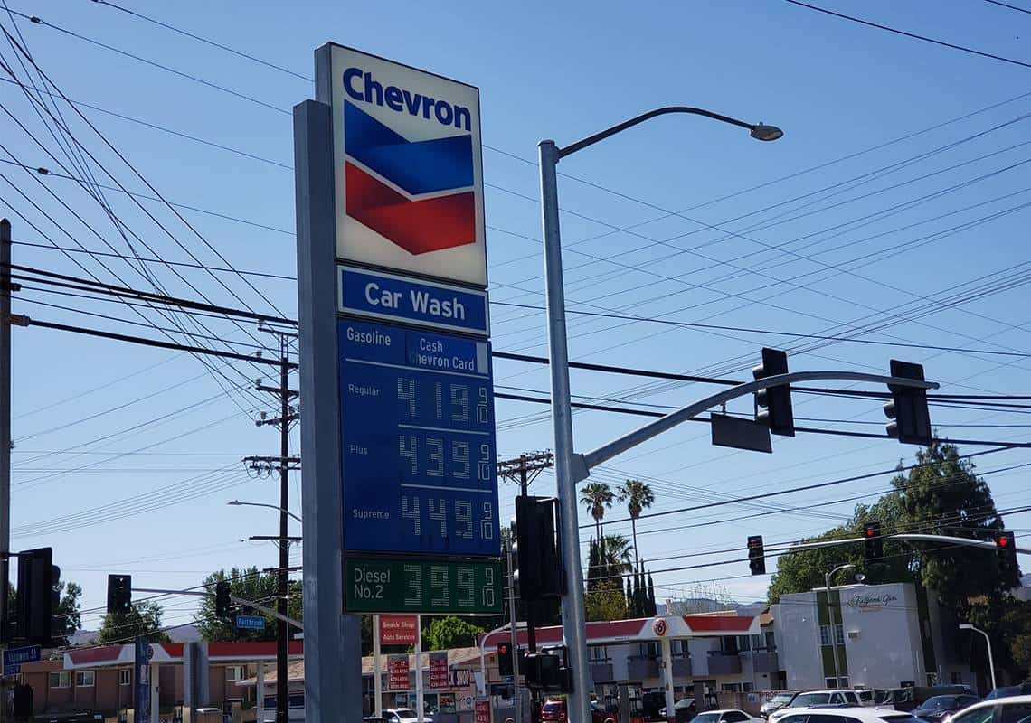 מכה לנהגים בלוס אנג'לס: מחירי הדלק עלו לשיא של 6 שנים