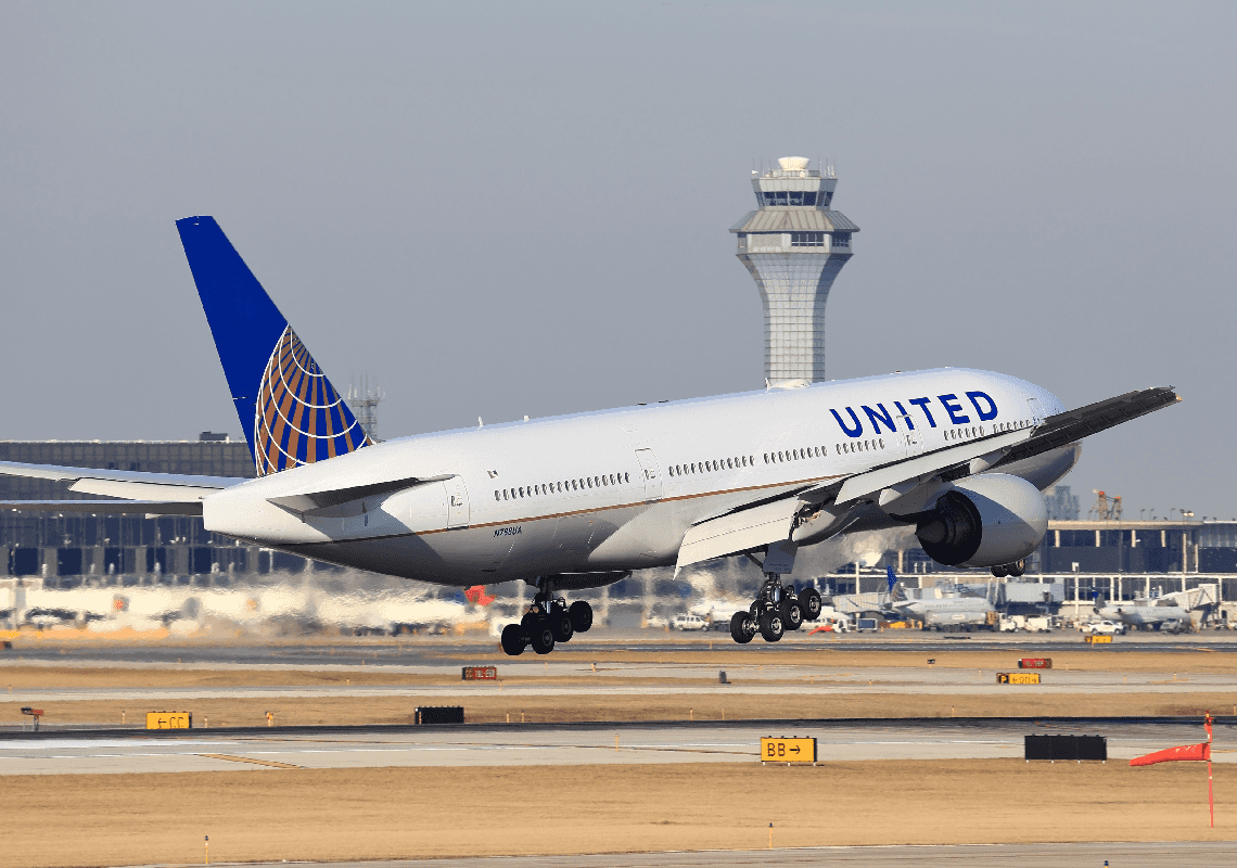 מאחר שסירבו להתחסן: יונייטד איירליינס תפטר מאות עובדים