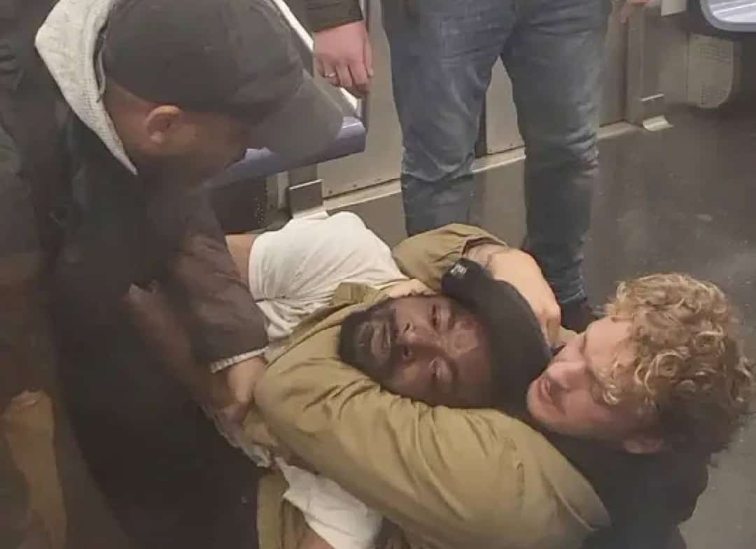 דרמה בניו יורק: זוכה החייל לשעבר שחנק למוות נוסע ברכבת התחתית