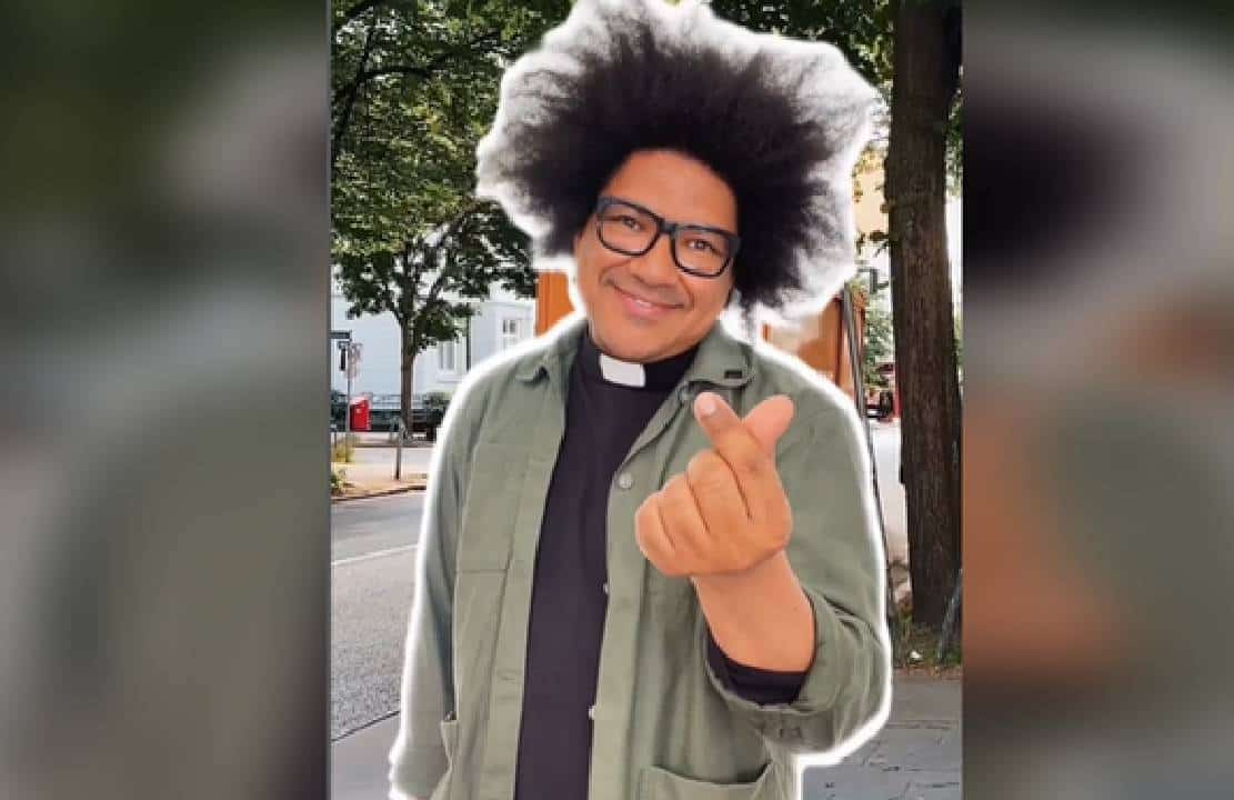 כומר אפרו-גרמני עורר סערה: ‏‏"אלוהים הוא קוויר"