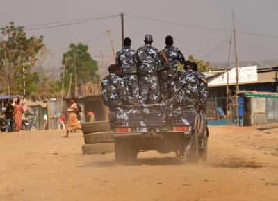גירוש אל הלא נודע: רשויות ההגירה האמריקאיות מגרשות מהגרים לדרום סודן