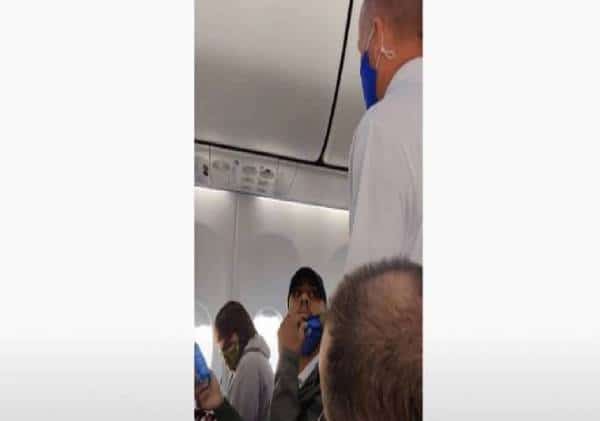 תומך טראמפ שחור סולק מטיסה בגלל מסכה שעליה כתוב TRUMP