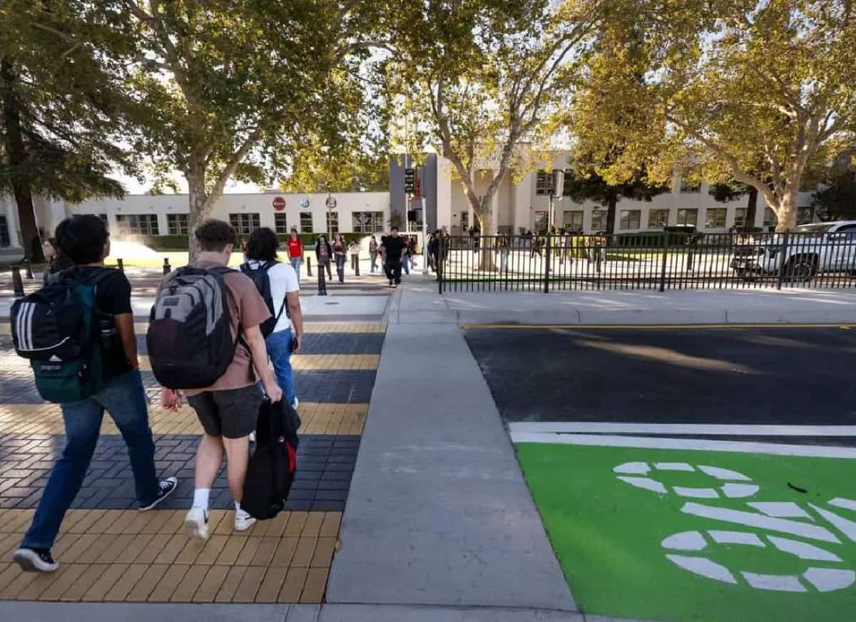 קליפורניה לוחצת על הברקס: 15 מייל לשעה ליד בתי הספר