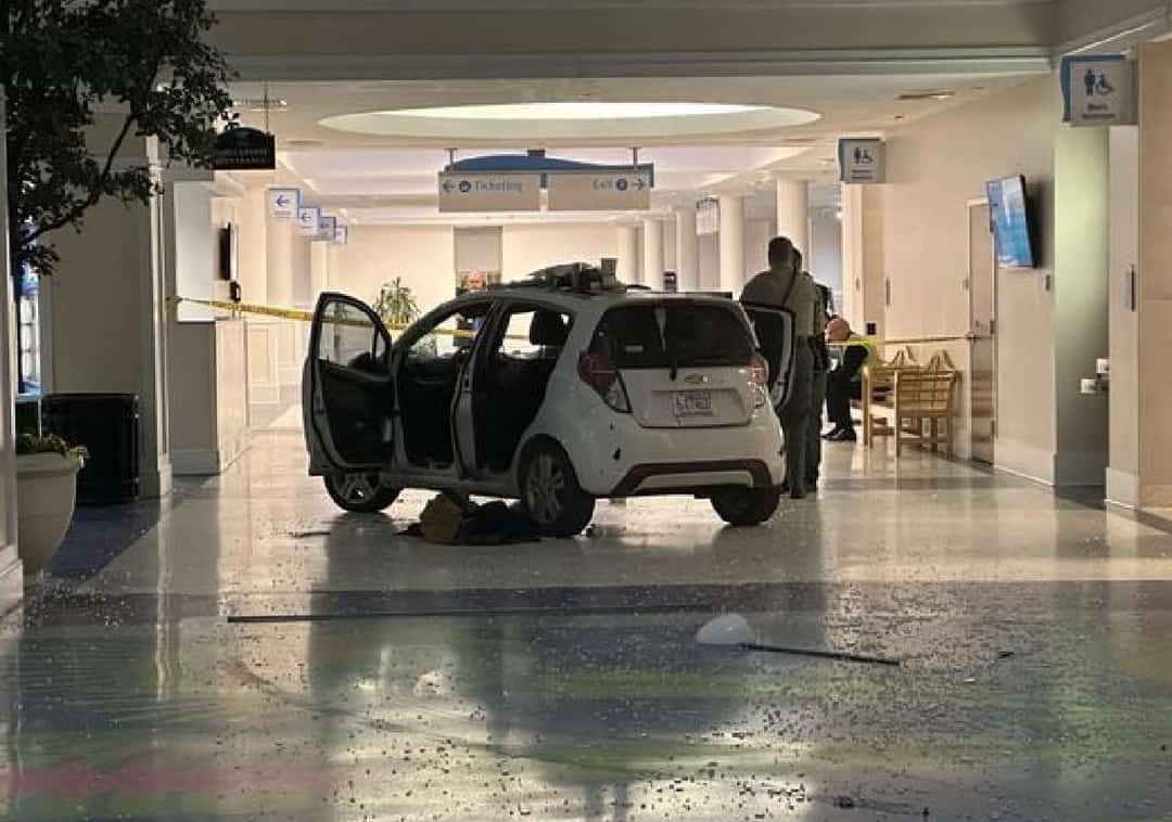 בהלה בנמל תעופה בארה"ב: כלי רכב פרץ מחסום ונכנס לטרמינל עמוס בנוסעים