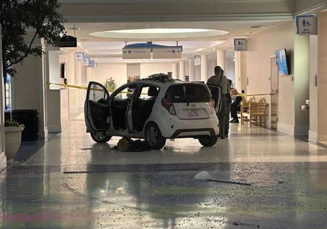 בהלה בנמל תעופה בארה"ב: כלי רכב פרץ מחסום ונכנס לטרמינל עמוס בנוסעים