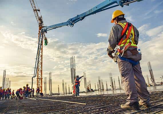 הכלכלה חזקה, אך מדוע תעשיות אלה מתקשות למצוא עובדים?