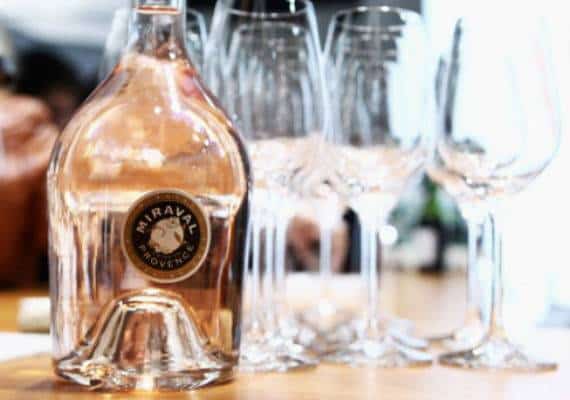 האביב כבר כאן והגריל מעבר לפינה: איזה יין תבחרו למסיבה בחצר?