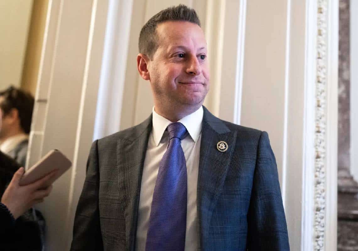 מוחקק דמוקרטי יהודי יוצא נגד "עשרות מחברי המפלגה" שלו בגין רטוריקה אנטישמית