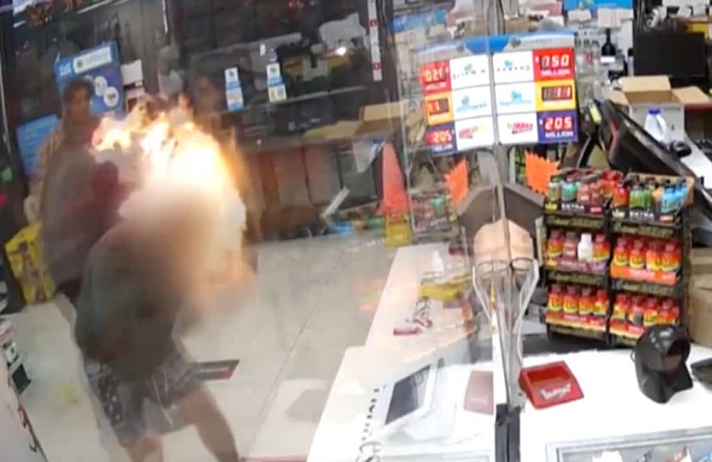 גיהנום בקליפורניה: פניו של עובד בחנות נוחיות הוצתו לחלוטין לאחר שחסר-בית ניסה לגנוב מספר פריטים