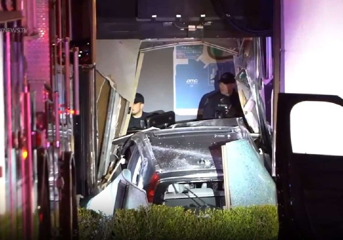 מרדף משטרתי חריג בדרום קליפורניה: גנב מכונית והתנגש בעוצמה במרכז קניות