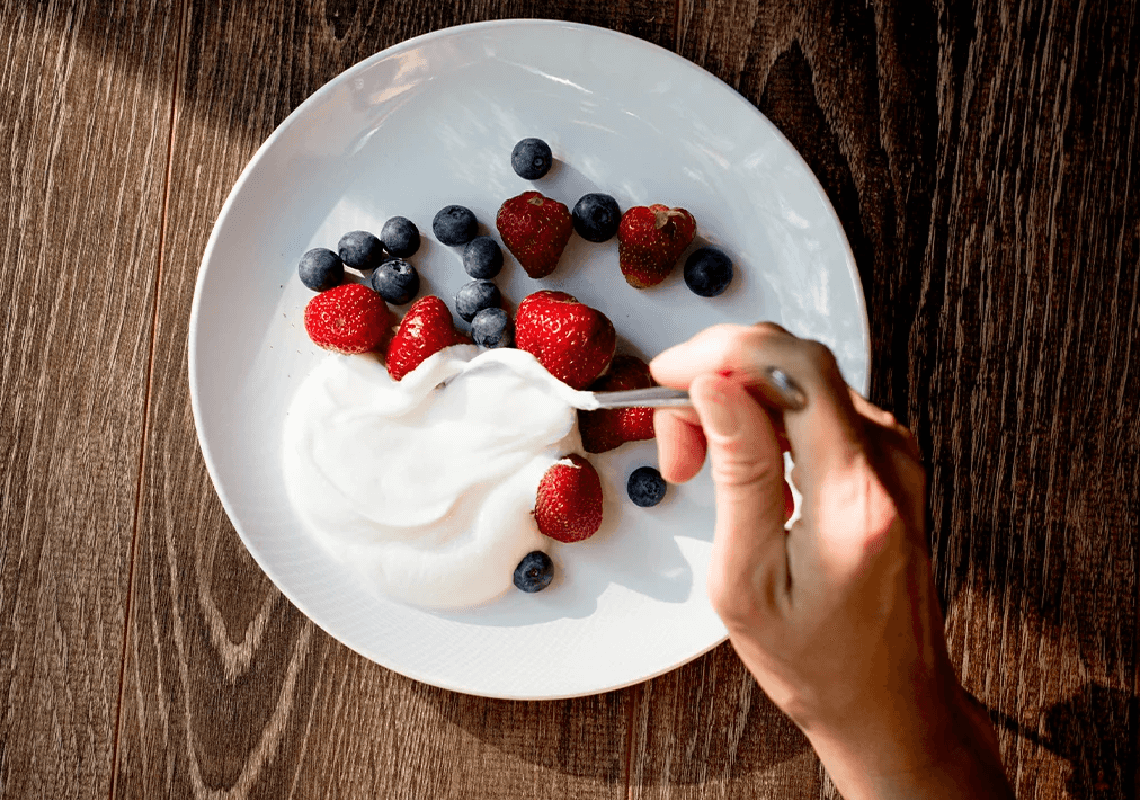 פחות סוכר - יותר חלבון: יוגורט יווני הוא סופרפוד לכל דבר