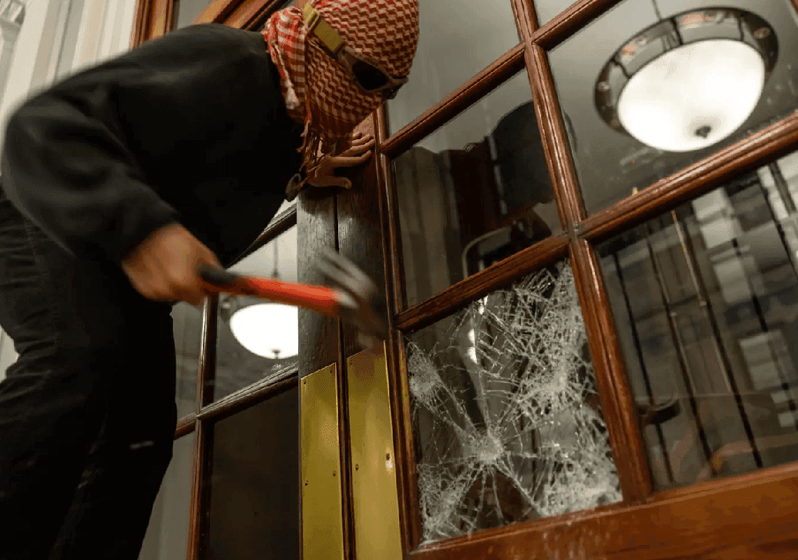 הנהלת קולומביה החלה להשעות סטודנטים פרו-פלסטינים | עשרות מתבצרים בתוך הבניין