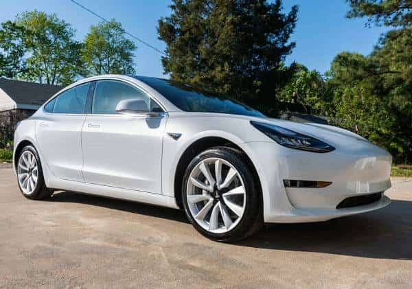 טסלה קבעה שיאי ייצור חדשים, תיתכן הוזלה במחיר המודל הפופולארי