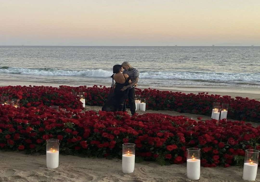 אחרי עשרה חודשי זוגיות: קורטני קרדשיאן אמרה "איי דו" לבן זוגה